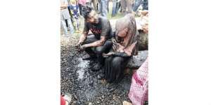 Terciduk Berduaan, Muda-mudi di Aceh Disiram Air Comberan