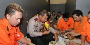 Kapolda Sulsel Makan Bareng Tahanan di Dalam Penjara