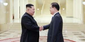 Senyum Sumringah Kim Jong Un Saat Bertemu Delegasi Korsel