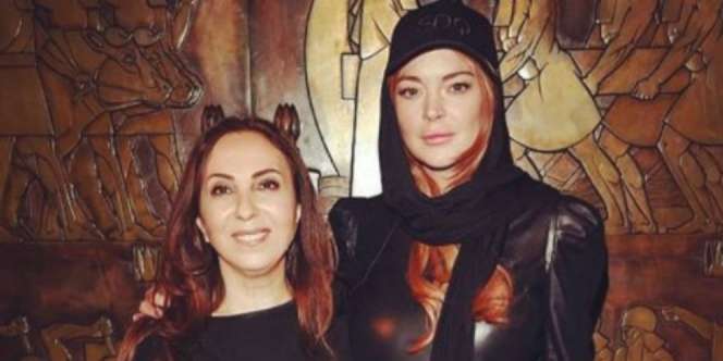 Bergaya Street Style, Lindsay Lohan Pakai Hijab & Topi Bisbol