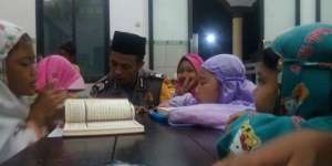 Cari Bekal Akhirat, Polisi Ini Ajari Anak-anak Mengaji