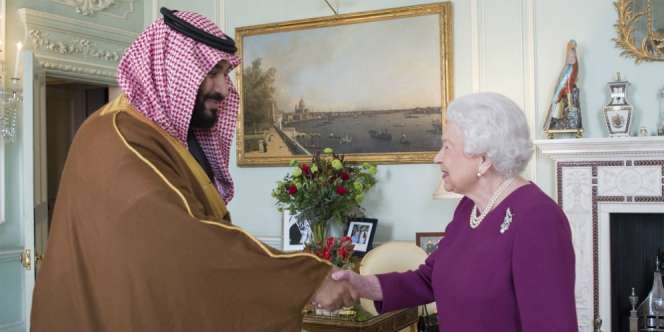 Langka! Putra Mahkota Saudi Jabat Tangan Ratu Inggris
