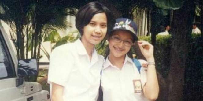 Wanita di Foto Ini Penyanyi Ternama, Coba Tebak Siapa?