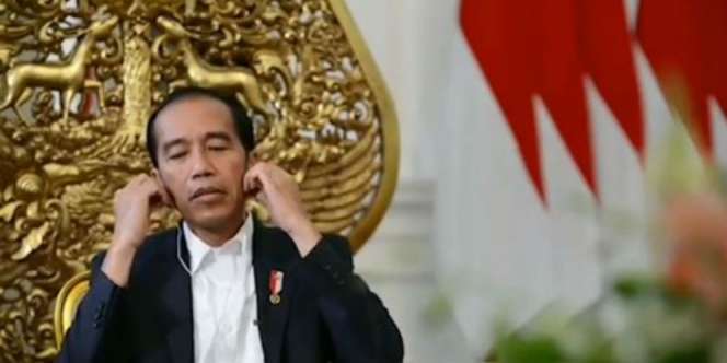 Jokowi Manggut-manggut Dengarkan Lagu Slank