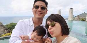 5 Pasangan Seleb Ini Pilih Urus Anaknya Tanpa Baby Sitter