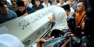 Istri Antar Jenazah Suami ke Makam, Hukumnya?