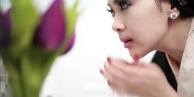 Heboh Syahrini Cuci Muka Pakai Bulu Mata Cetar