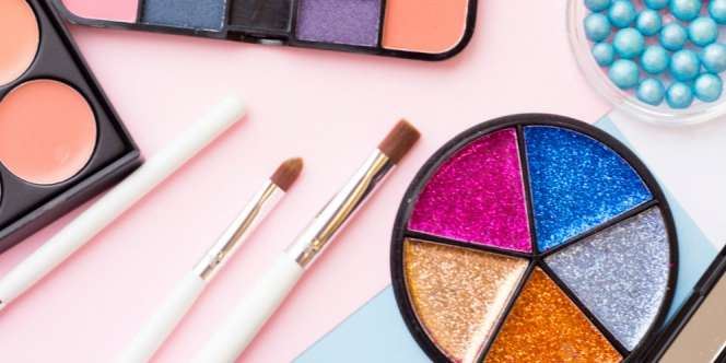 Setelah Bibir, Kini Ngetren Riasan Mata Glossy yang Menggoda