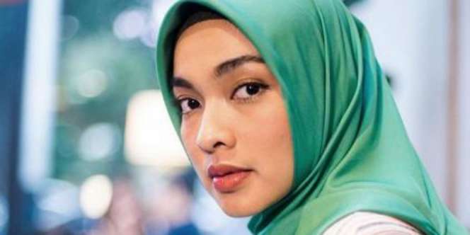 3 Tampilan Tika Bravani Berhijab, Cantik dan Anggun!