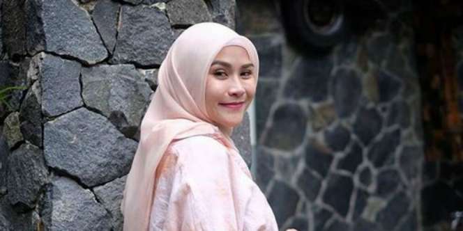 Gaya HIjab Colorful Si Bumil Zaskia Adya Mecca