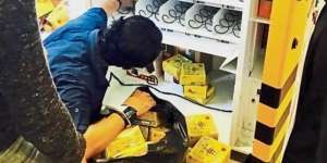 Rahasia Mesin Penjual Hadiah Dibongkar, Isinya Ternyata....