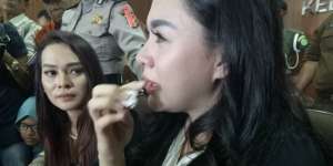 Tangis Vicky Shu Pecah Saat Ingat Korban First Travel