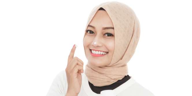 5 Kesalahan Merawat Wajah yang Picu Jerawat Bertambah Parah