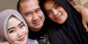 Bu Dendy Tampil Mesra dengan Sang Suami dan Istri Pertama