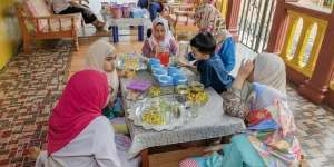 Posisi Makan Ini Tak Disukai Rasulullah