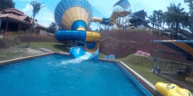 Mau Selfie Pas Meluncur di Water Park, Gadis Tewas Terlempar?
