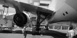 Pesawat Siap Terbang, Bruk! Pramugari Jatuh dari Pintu Darurat