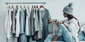 Biar Nggak Melar, Ini Cara Terbaik Gantung Sweater