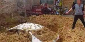 Kubur Mobil di Belakang Rumah, Alasannya Bikin Geram