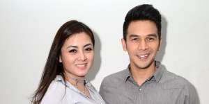 Bukan Artis, Kecantikan 5 Istri Aktor Ini Bikin Deg-degan