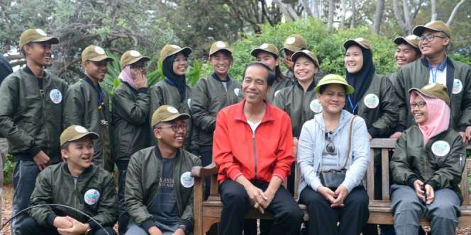 Sembari Jalan Santai, Jokowi Bahas Musik Rock dan Kerukunan