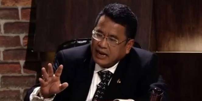 Heboh Hotman Paris Makan Es Krim dari Dalam Sepatu Mewah