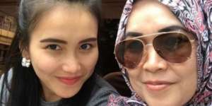 Reaksi Ibunda, Lihat  Ayu Ting Ting Dibanting!