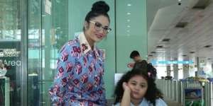 Kondangan Pakai Kacamata Penampilan Krisdayanti Bikin Takjub