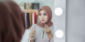 Makeup Ajaib yang Bisa Hilangkan Mata Panda dengan Lipstik