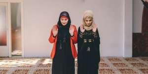 Pejamkan Mata Agar Khusyuk Sholat, Hukumnya?