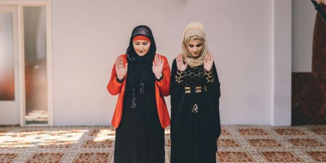 Pejamkan Mata Agar Khusyuk Sholat, Hukumnya?