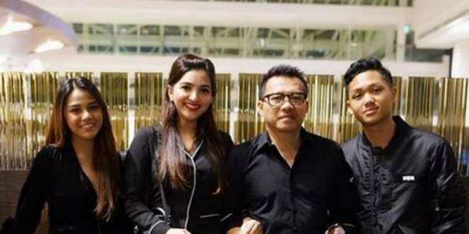 Gaya Hitam Elegan Keluarga Anang Hermansyah di Singapura