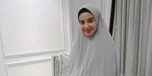 Cantiknya Zaskia Sungkar dalam Balutan Hijab Syari
