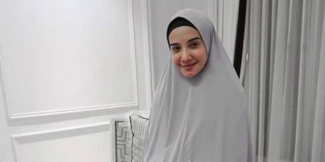 Cantiknya Zaskia Sungkar dalam Balutan Hijab Syari