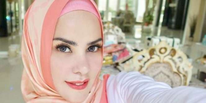 Tampil Kasual, Pose Angel Lelga Disorot Warganet