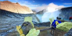 Gunung Ijen Keluarkan Gas Berbahaya, Warga 4 Dusun Dievakuasi