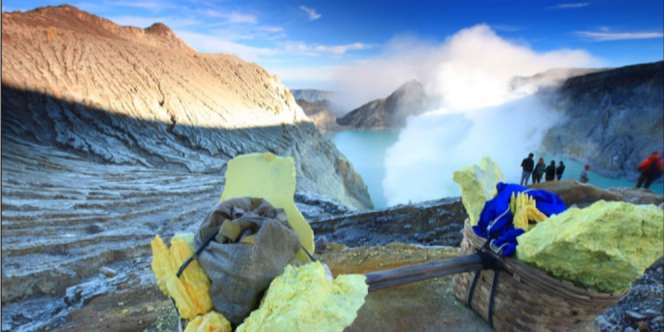 Gunung Ijen Keluarkan Gas Berbahaya, Warga 4 Dusun Dievakuasi