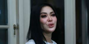 Syahrini Disebut Mangkir, Hotman Paris Ngamuk