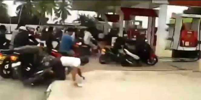 Miris! Rebutan Isi Bensin Seperti Balapan MotoGP