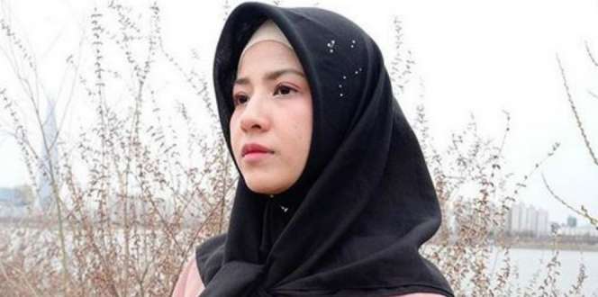 Hijab Street Style ala Natasha Rizki di Korea