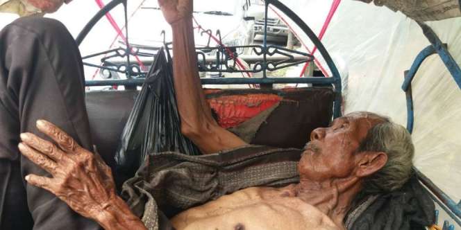 Tukang Becak di Surabaya Tak Sadar Simpan Uang Puluhan Juta