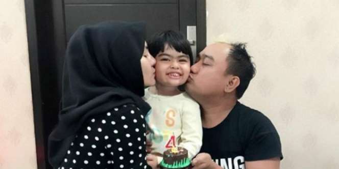 Kecantikan Istri Komedian Aziz Gagap Curi Perhatian