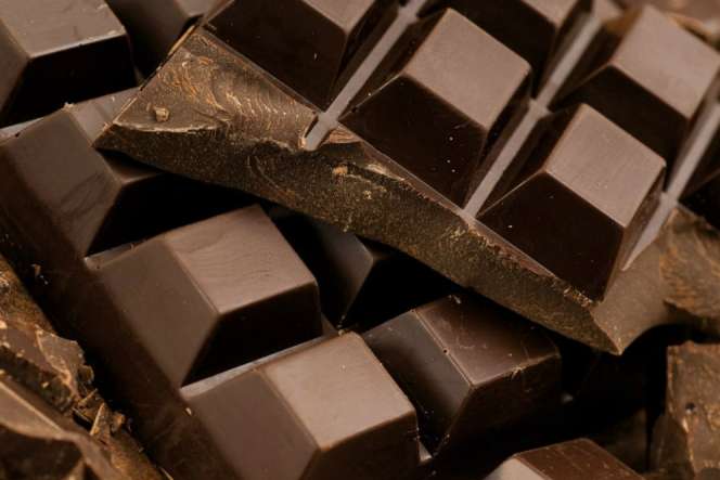 Usia 'Aman' Memberikan Cokelat Pada Si Kecil