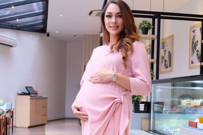 Dokter Reisa Melahirkan Bayi Laki-laki, Selamat!