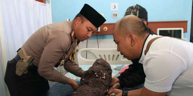 Cerita di Balik Kapolres Karawang Gendong Jasad Bayi Calista