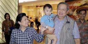Kompaknya Ani Yudhoyono dan SBY Saat 'Momong' Cucu
