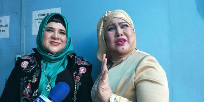 Jenguk Dhawiya, Elvy Sukaesih `Nangis Bebek`
