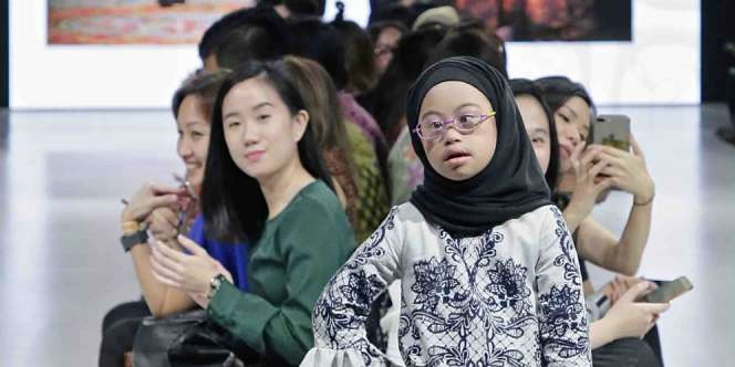Brand Batik Ini Gandeng Model Down Syndrom Pertama di Dunia