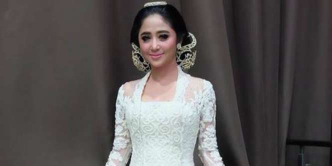 Kebaya Dewi Perssik di Resepsi Pernikahan Curi Perhatian
