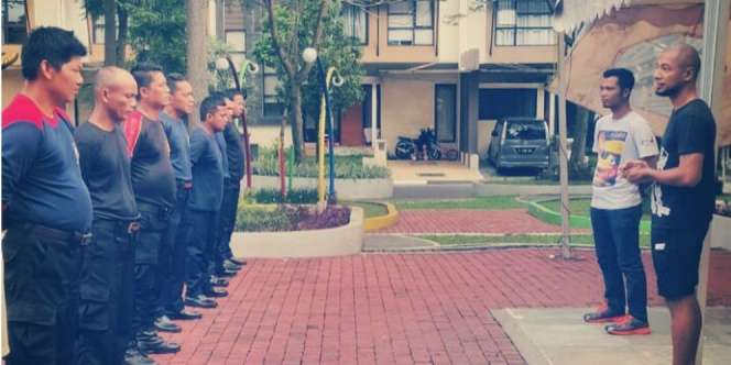 `Ayah Wiro Sableng` Jadi Koordinator Satpam Kompleks